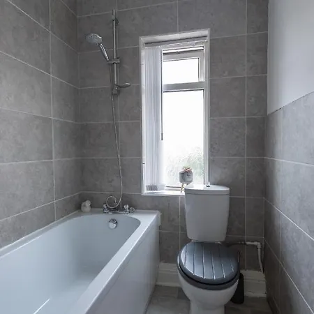 Holiday home Oldroyds Stays - Cosy For 6 Close To Leeds In Beeston With Super Speed Free Wifi & On Street Free Parking *
