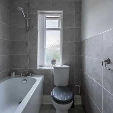 Oldroyds Stays - Cosy For 6 Close To Leeds In Beeston With Super Speed Free Wifi & On Street Free Parking Holiday home *